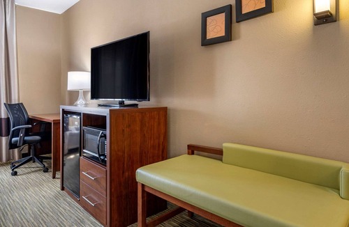 Elkhart Hotel | Comfort Suites Elkhart North