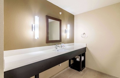 Central Oklahoma City Hotel | Comfort Suites Meridian and I-40
