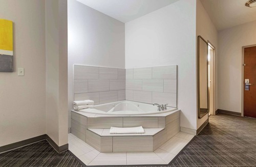 Shamard Heights Hotel | Comfort Suites Natchitoches