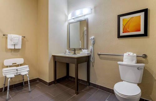 Barker Hotel | Comfort Suites Near Sam Houston Race Park
