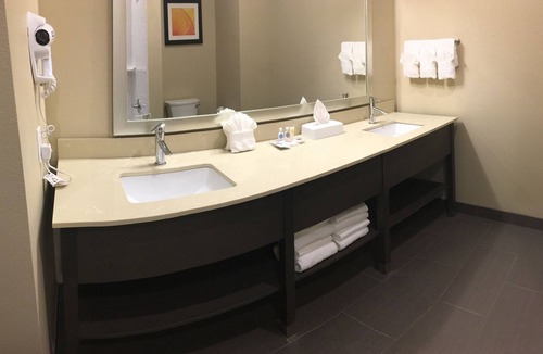 Barker Hotel | Comfort Suites Near Sam Houston Race Park