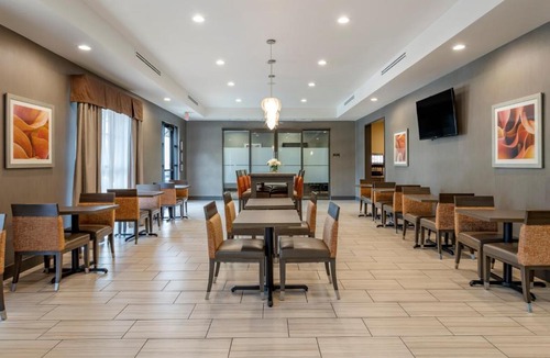 Barker Hotel | Comfort Suites Near Sam Houston Race Park