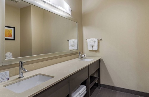 Barker Hotel | Comfort Suites Near Sam Houston Race Park.