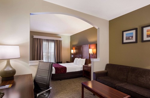 Monmouth Junction Hotel | Comfort Suites Near University