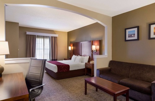 Monmouth Junction Hotel | Comfort Suites Near University