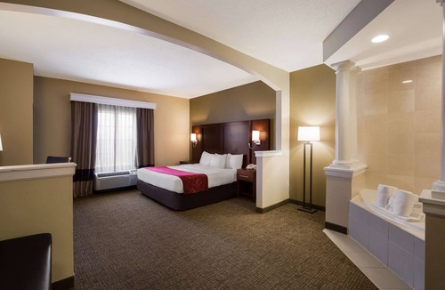 Monmouth Junction Hotel | Comfort Suites Near University