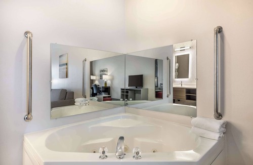 Redmond Hotel | Comfort Suites Redmond Airport