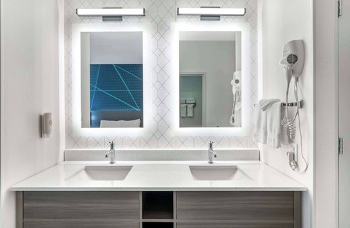 Redmond Hotel | Comfort Suites Redmond Airport