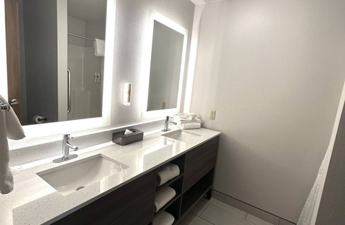 Southeast Salem Hotel | Comfort Suites Salem