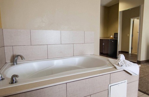 Tulsa Hotel | Comfort Suites Tulsa Central