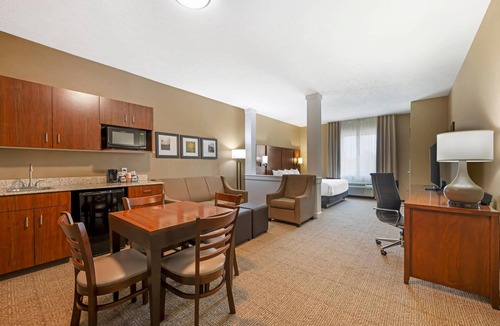 West Omaha Hotel | Comfort Suites West Omaha