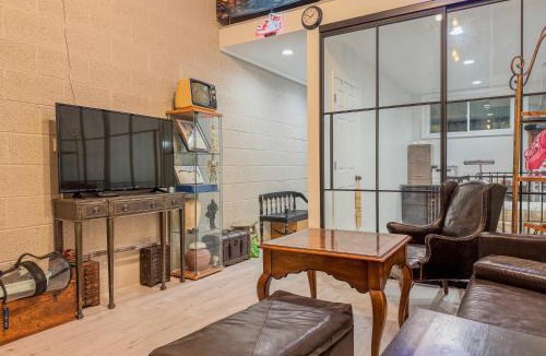 Belmont Cragin Apartment | Comfort West Urban Chicago loft house