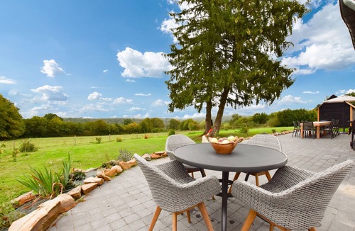 La Neuville-aux-Joutes House | Comfortable holiday home with private garden