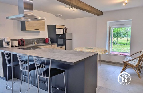 Saint-Michel-de-la-Roe Cottage | Comfortable cottage for 6 with spacious terrace