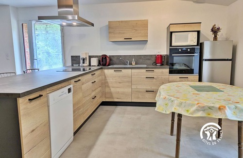 Saint-Michel-de-la-Roe Cottage | Comfortable cottage for 6 with spacious terrace