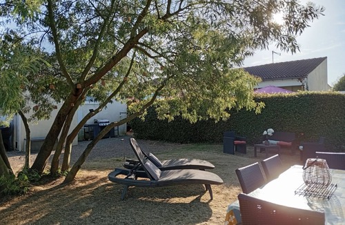 Saint-Vincent-sur-Jard Apartment | Comfortable apartment 1.5 km from the beach - garden with barbecue