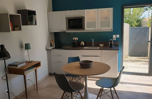 Villeneuve-les-Avignon Apartment | Comfortable designer studio in quiet Provence, a stone's throw from Avignon.