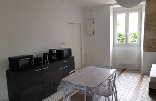 Chasseneuil-du-Poitou Apartment | Comfortable Studio 3 Min from Futuroscope – Ideal for 5 People with Wi-Fi and Parking