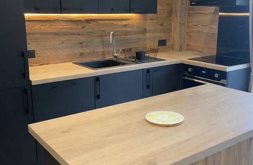Saint-Sorlin-d'Arves Apartment | Comfortable 15-person apartment near the ski slopes. Parking lots