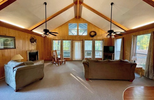 Zwolle Cabin | Comfortable 1-Bedroom Cabin with Full Kitchen, Vaulted Ceilings & Outdoor Fire Pit