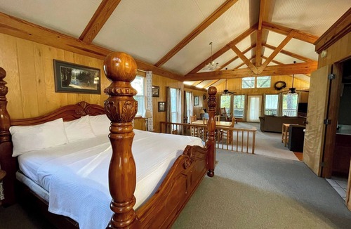 Zwolle Cabin | Comfortable 1-Bedroom Cabin with Full Kitchen, Vaulted Ceilings & Outdoor Fire Pit