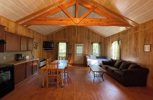 Zwolle Cabin | Comfortable 1-Bedroom Cabin with Full Kitchen, Vaulted Ceiling & Outdoor Space