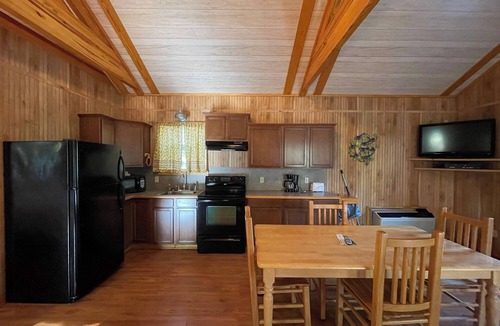 Zwolle Cabin | Comfortable 1-Bedroom Cabin with Full Kitchen, Vaulted Ceiling & Outdoor Space