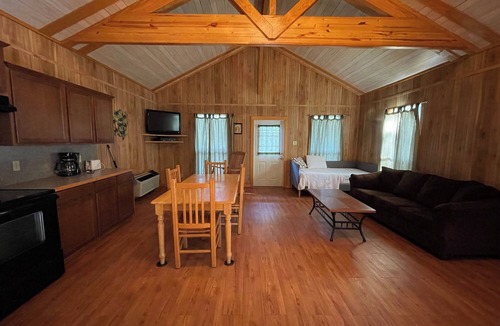 Zwolle Cabin | Comfortable 1-Bedroom Cabin with Full Kitchen, Vaulted Ceiling & Outdoor Space