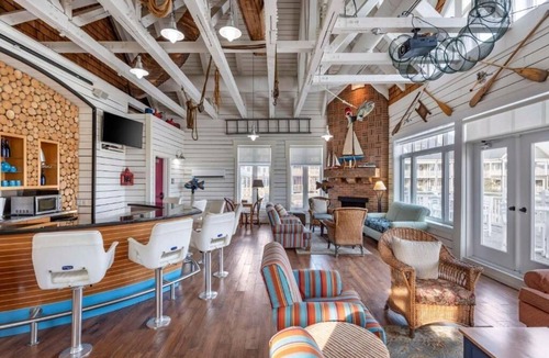 The Blue Mountains Hotel | Comfortable 1-Bedroom Getaway with Balcony and Kitchenette