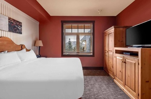 The Blue Mountains Hotel | Comfortable 1-Bedroom Getaway with Balcony and Kitchenette