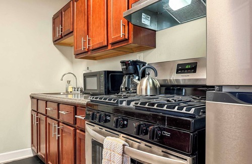Avondale Apartment | Comfortable 1BR Unit near Dining Options
