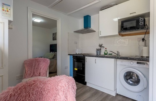 Basildon Apartment | Comfortable 2 Bed Apartment- Pass the Keys