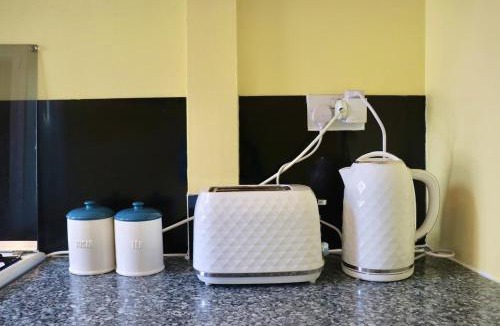 Leeds Apartment | Comfortable 2 Bed Property with garden - Parking