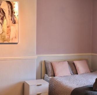 Leeds Apartment | Comfortable 2 Bed Property with garden - Parking