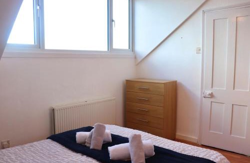 Leeds Apartment | Comfortable 2 Bed Property with garden - Parking