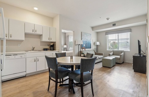 Far North Central Apartment | Comfortable 2 Bedroom I Pool I Gym