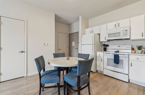 Far North Central Apartment | Comfortable 2 Bedroom I Pool I Gym