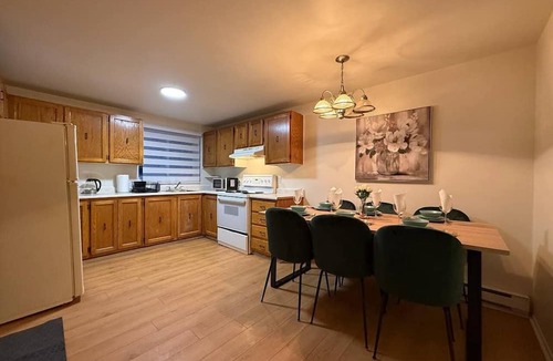Pierrefonds-Roxboro Apartment | Comfortable 2-Bedroom West Island Apt: Sleeps 6