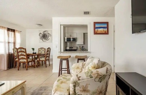 Oakland Park Apartment | Comfortable 2 beds 1 bath 5 people can sleep