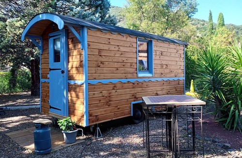 Le Bosc Cabin | Comfortable 2-person caravan