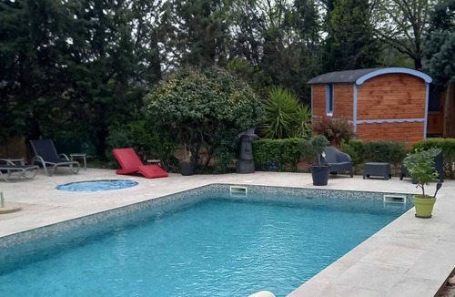 Le Bosc Cabin | Comfortable 2-person caravan