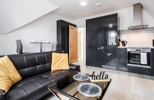 Bedford Apartment | Comfortable 2BR Apartment in Bedford