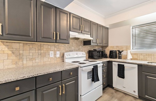 Charlotte Condo | Comfortable 2BR Condo with Patio & Free Parking - 7 Miles to Uptown Charlotte