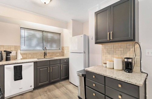 Charlotte Condo | Comfortable 2BR Condo with Patio & Free Parking - 7 Miles to Uptown Charlotte