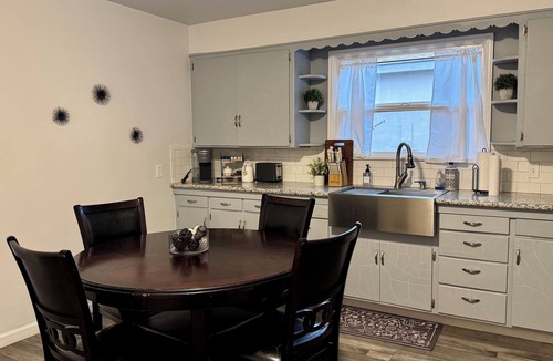 Hanford House | Comfortable 2BR Home King Bed 1 Bath