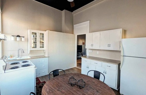 Robinson Apartment | Comfortable 2BR on the Square