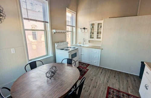 Robinson Apartment | Comfortable 2BR on the Square