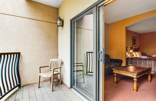 Wisconsin Dells Condo | Comfortable 2nd-floor studio with balcony & central AC - great location