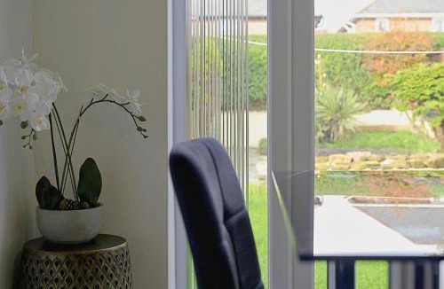 Long Eaton House | Comfortable 3-Bed Home - Driveway Parking