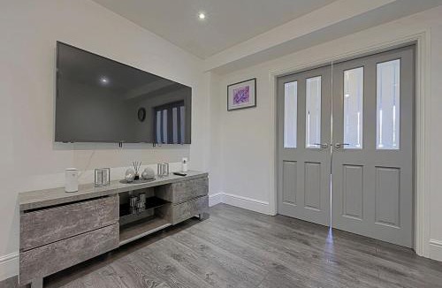 Long Eaton House | Comfortable 3-Bed Home - Driveway Parking